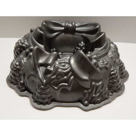 Nordic Ware Holiday Wreath Ribbon Bundt Cake Pan Heavy Cast Aluminum - Picture 2 of 11